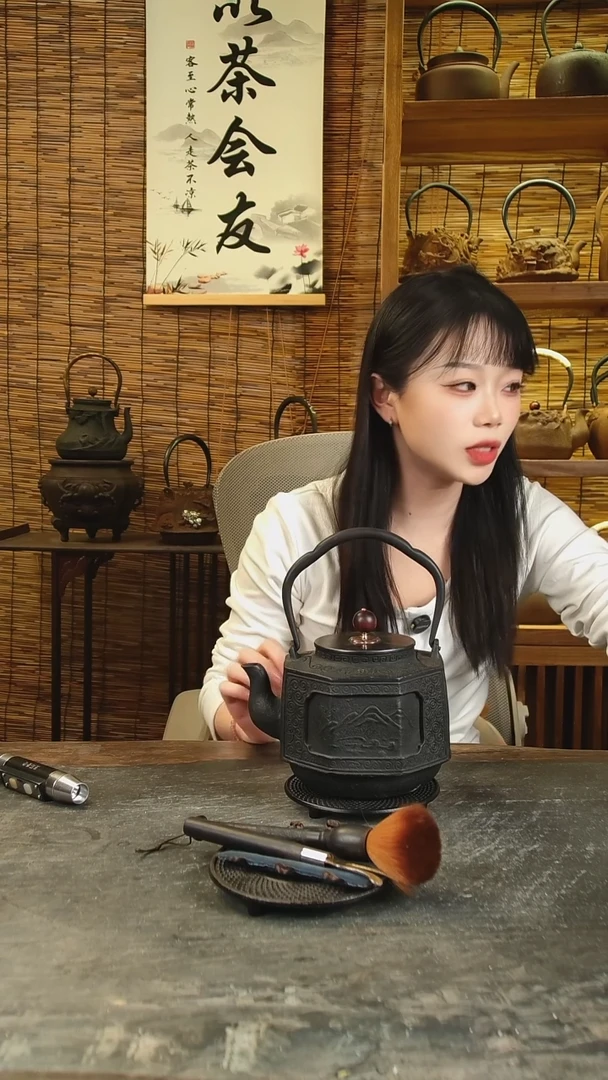 独**篁吉春堂铁壶