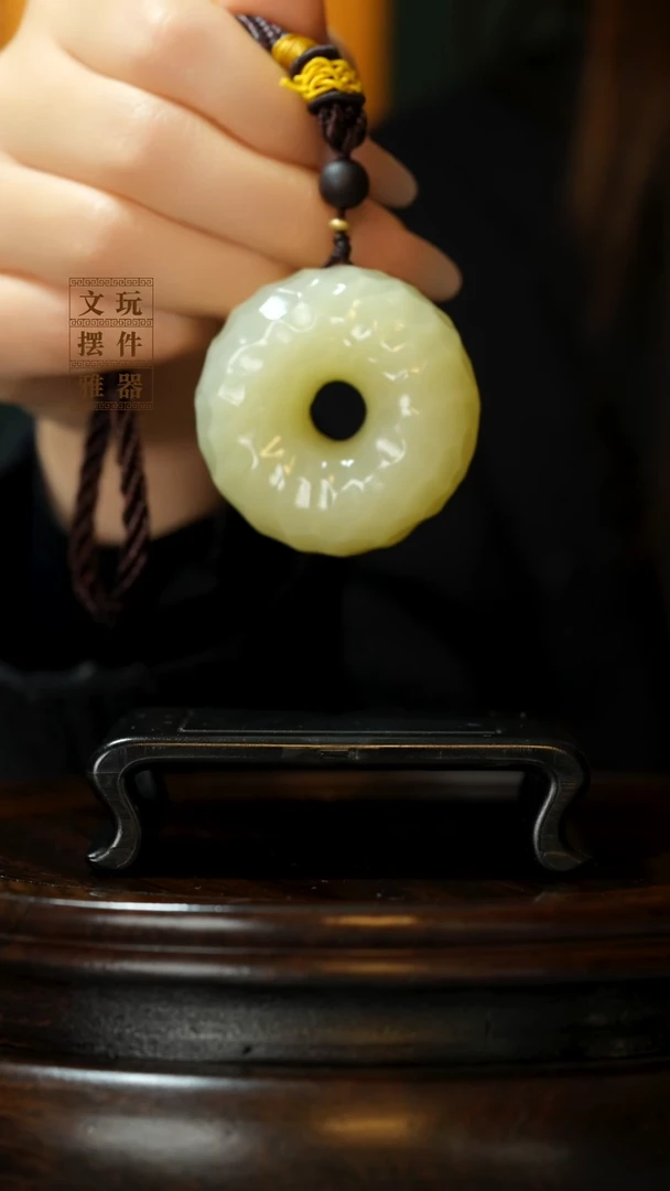 玉《千锤百炼平安扣》手把件摆件