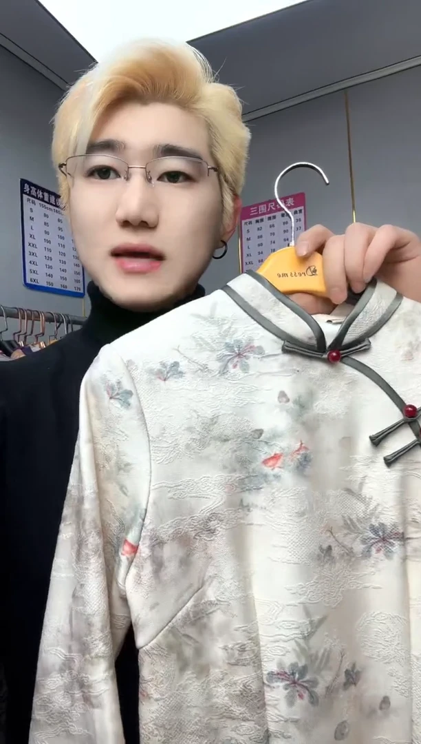 尺码：M M ，看清尺码再下单，特价款，不退还。介意勿拍