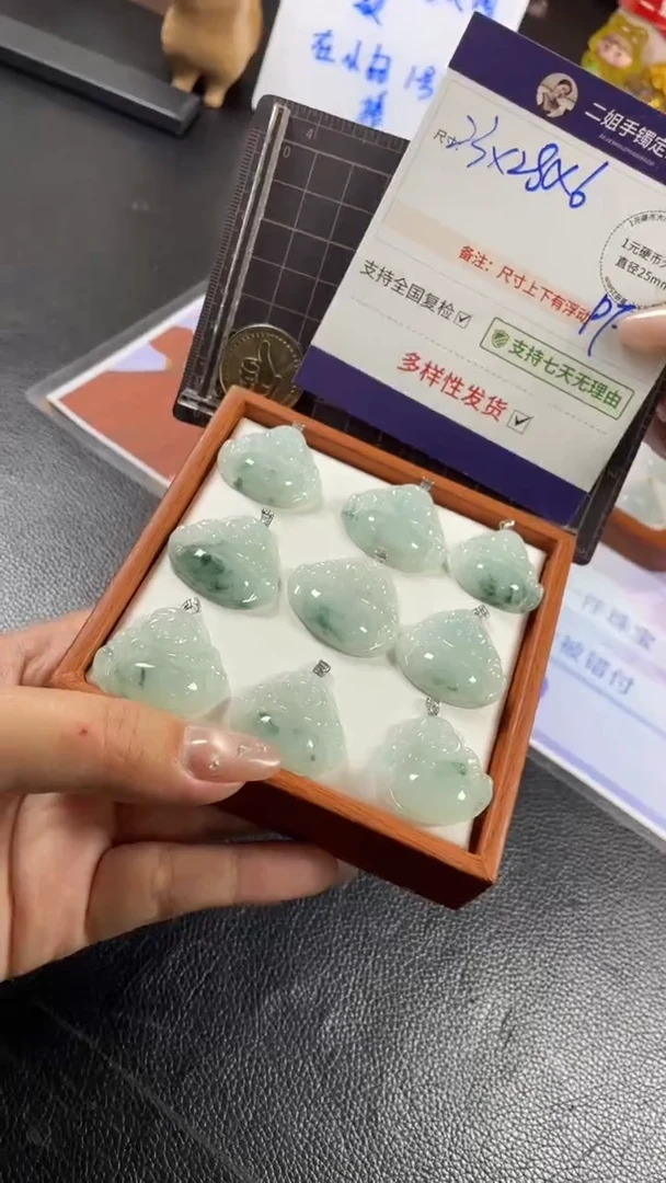 18K金镶嵌挂件翡翠冰飘花佛公多样性发其一CP15配绳