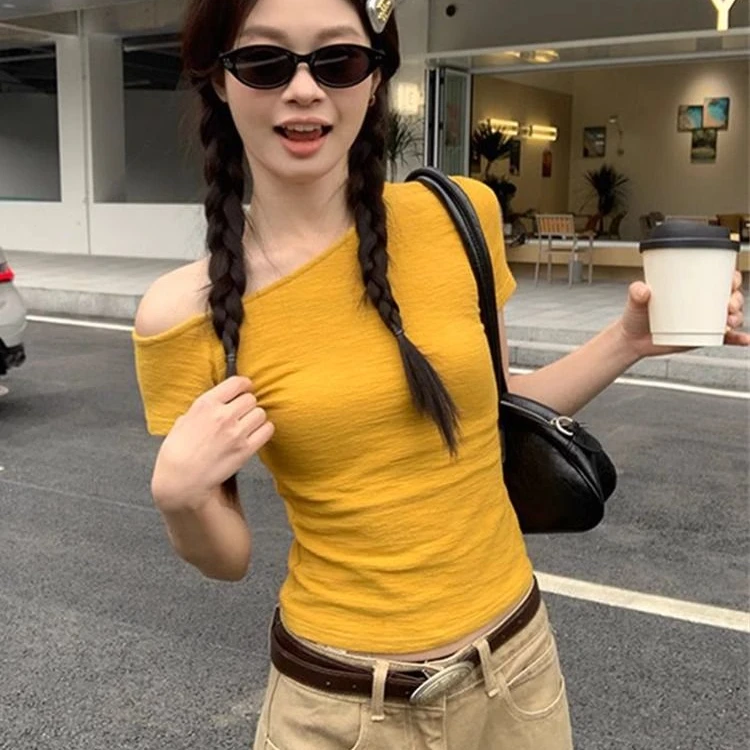 黄色斜肩短袖t恤女夏季新款修身内搭打底衫露肩独特上衣设计感ins