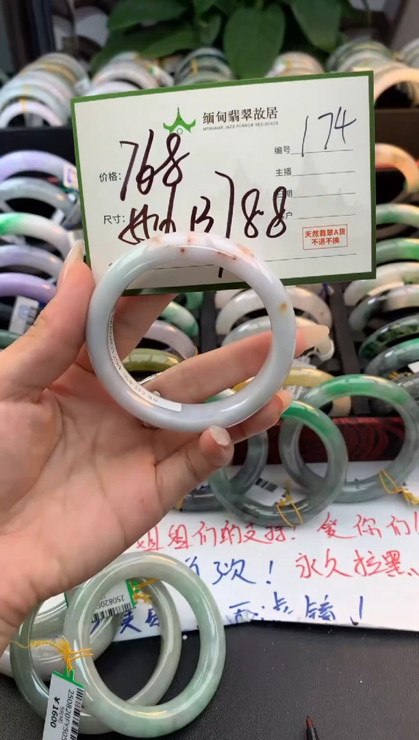 未镶嵌定制翡翠毛货需精细抛光+多人