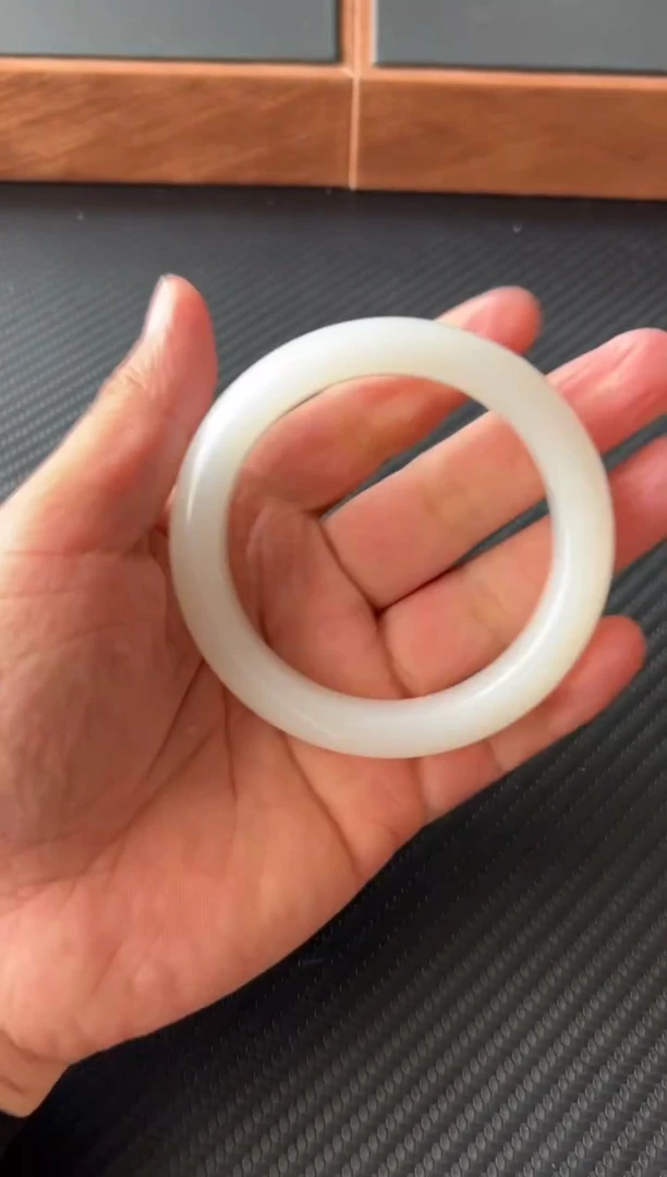 和田玉手镯未镶嵌黑山微色差58+