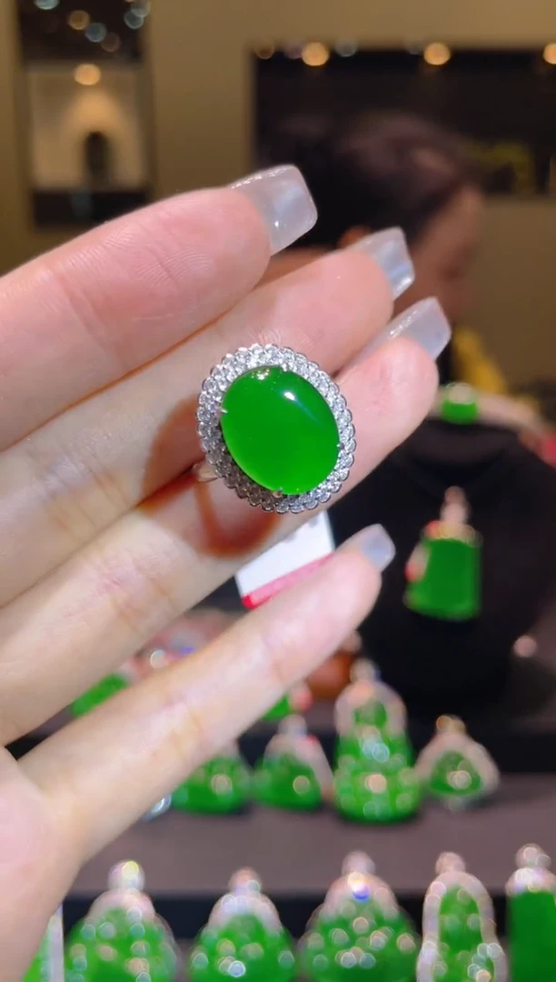 【闪购商品】翡翠吊坠(不含链)18K金镶嵌A31