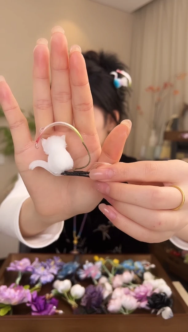 刺绣白色胖绒猫咪边夹