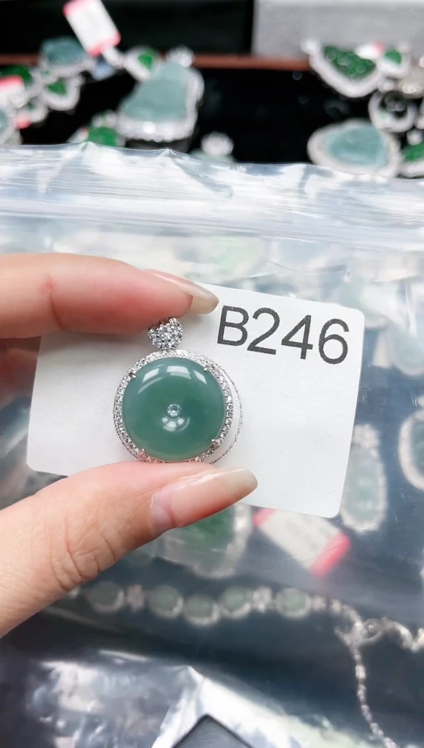 【闪购商品】翡翠颈饰未镶嵌246赠皮绳