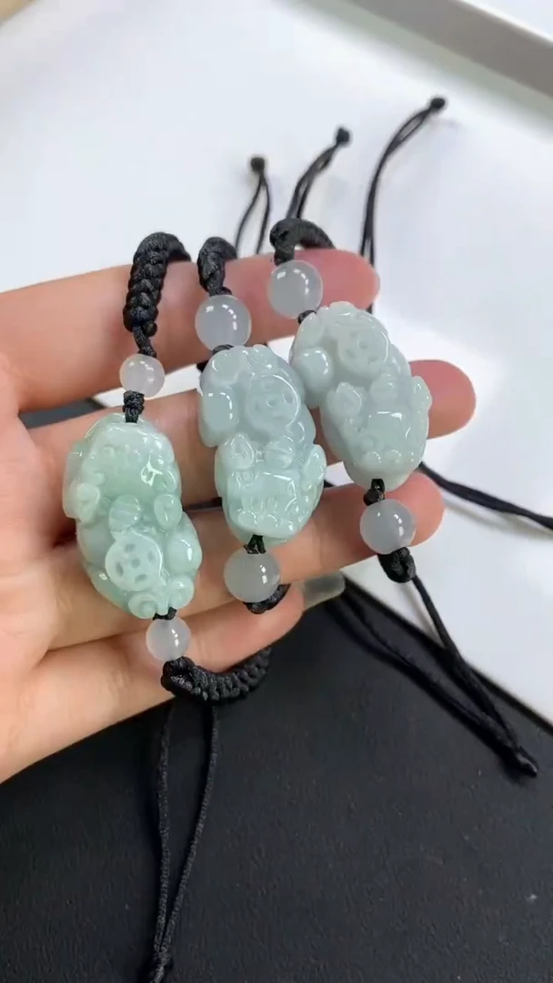 翡翠未镶嵌颈饰手绳貔貅