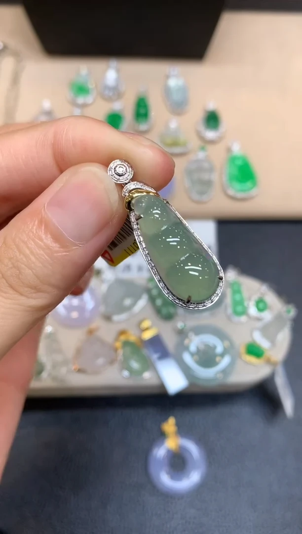 颈饰18K金镶嵌翡翠福豆【无服务费