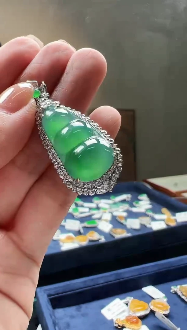 颈饰18K金镶嵌翡翠KYJF1023-010