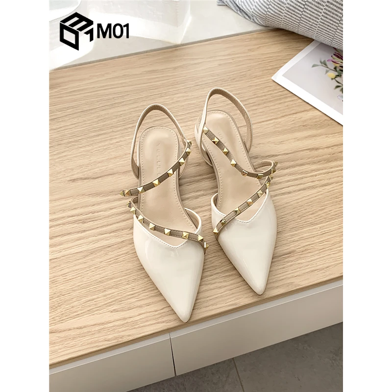 M01铆钉包头凉鞋女粗跟2025春夏柳钉罗马时装漆皮尖头米色平底鞋