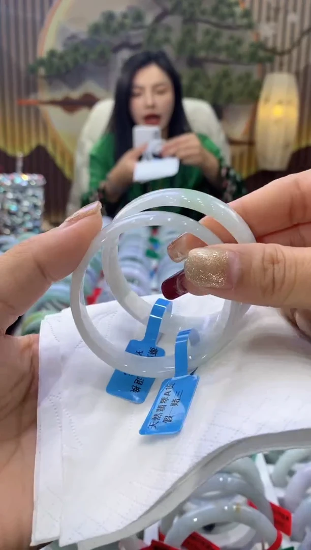 【闪购商品】翡翠手镯未镶嵌多人00752