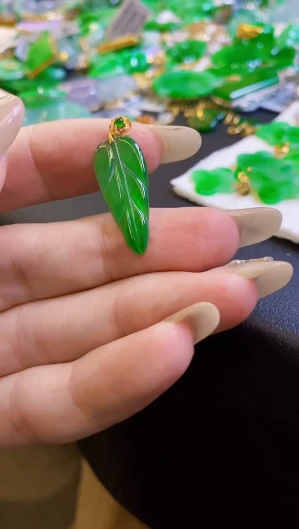【闪购商品】定制翡翠18K金镶嵌吊坠