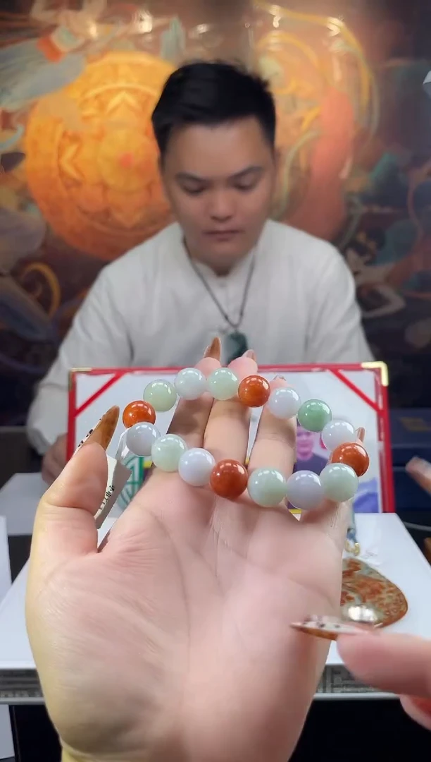 翡翠未镶嵌颈饰多样性发其一