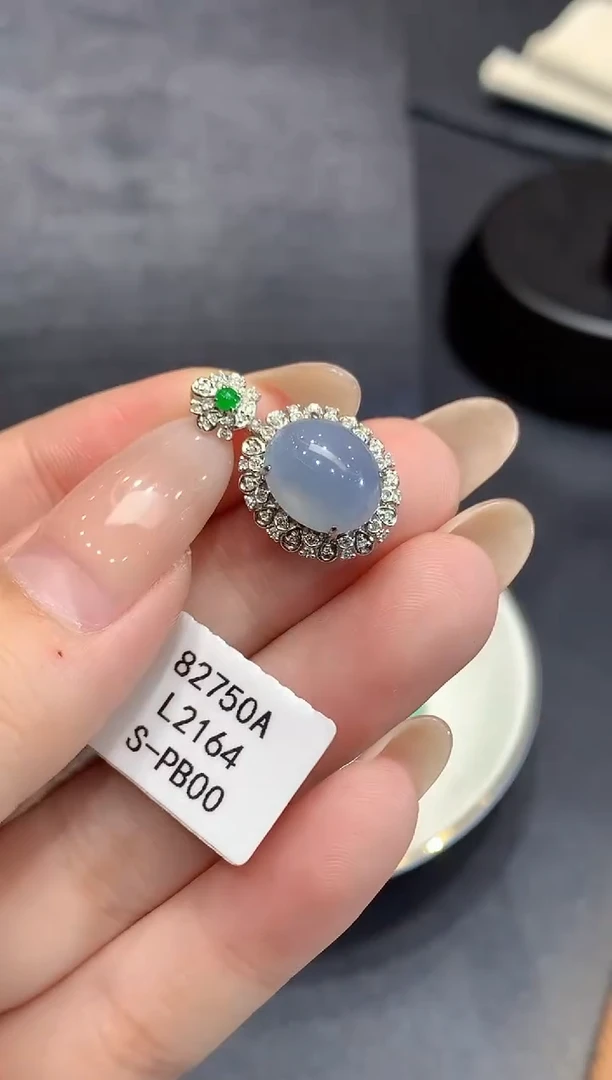 吊坠(不含链)18K金镶嵌翡翠多样性发其一