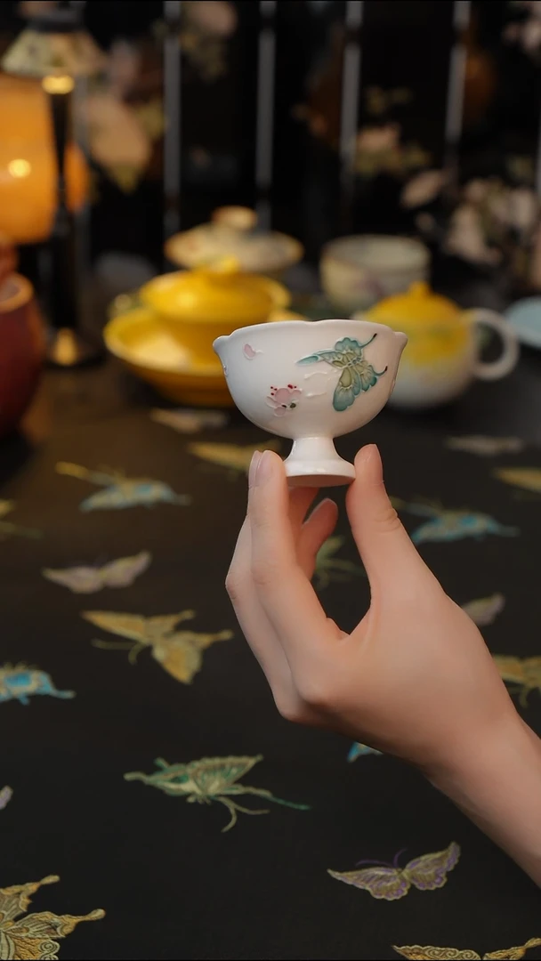 桃落戏蝶   杯子