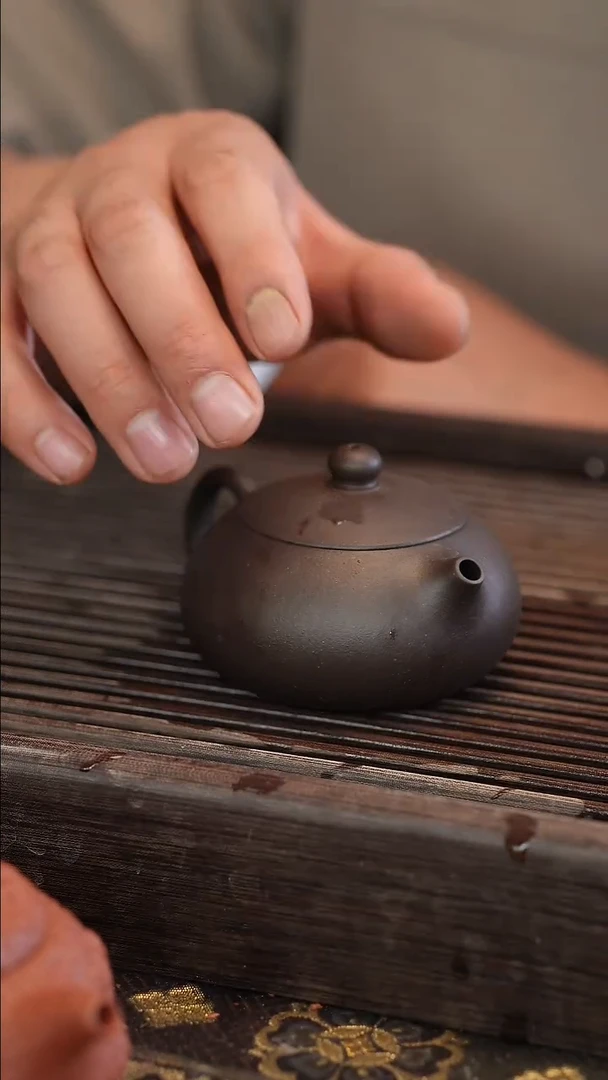 茶壶紫砂扁西施 黑金砂 半手工 140cc