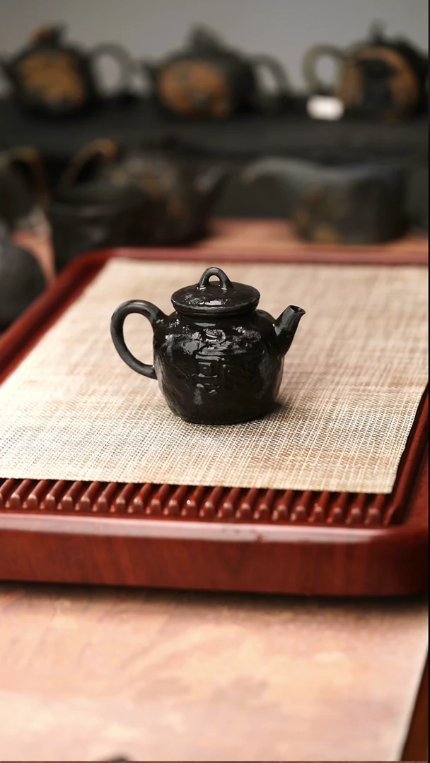 归玉堂冰碛岩重工雕刻小吉祥壶200cc