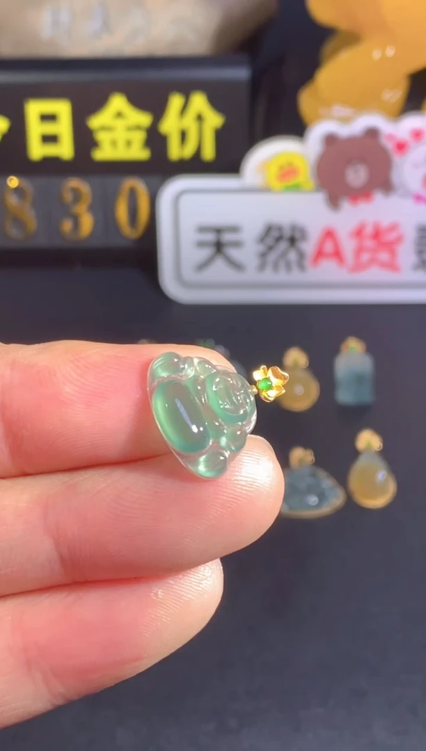 颈饰18K金镶嵌翡翠