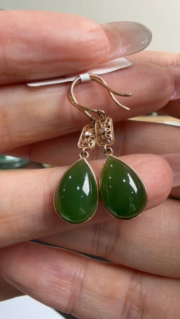 颈饰18K金镶嵌和田玉耳饰一对