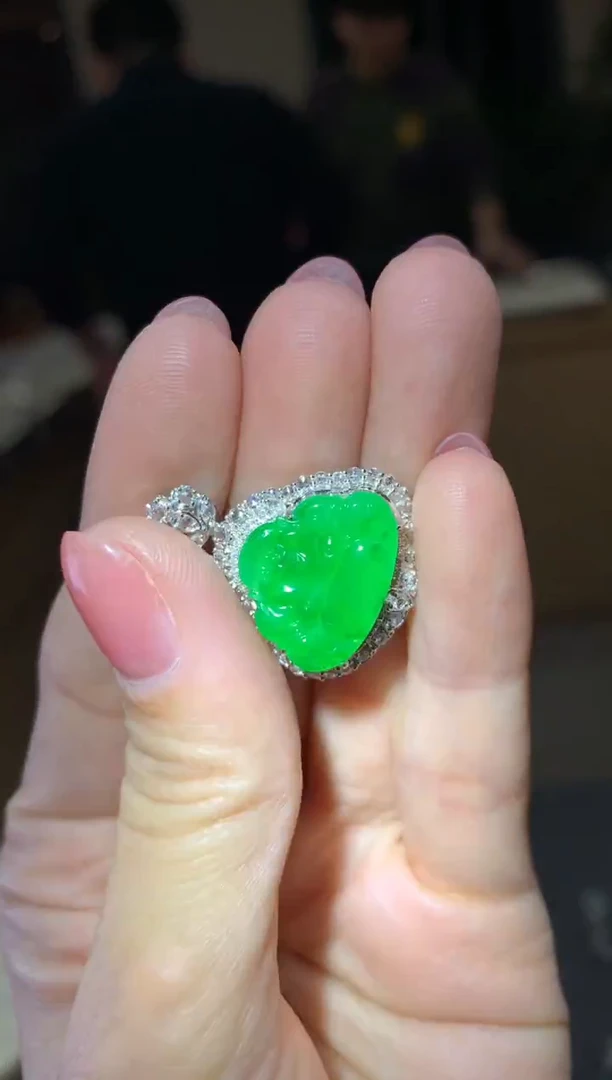 颈饰18K金镶嵌翡翠|不退不换