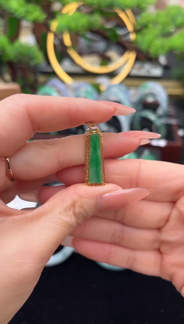 颈饰18K金镶嵌翡翠吊坠