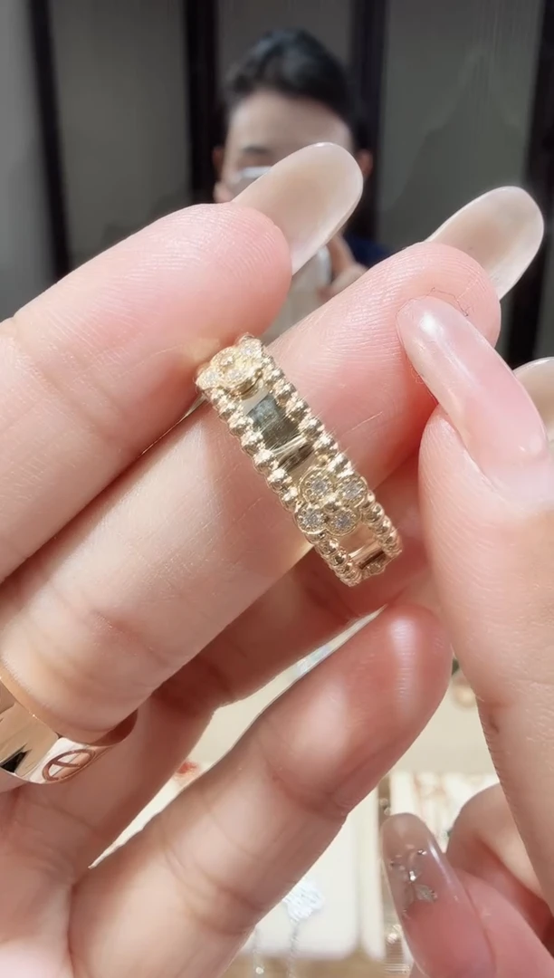 18K金镶嵌戒指钻石戒指