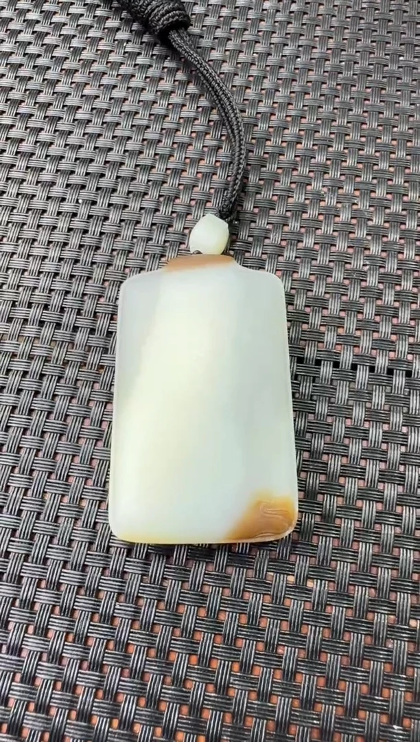 吊坠(赠链)未镶嵌和田玉楼兰三色无事牌