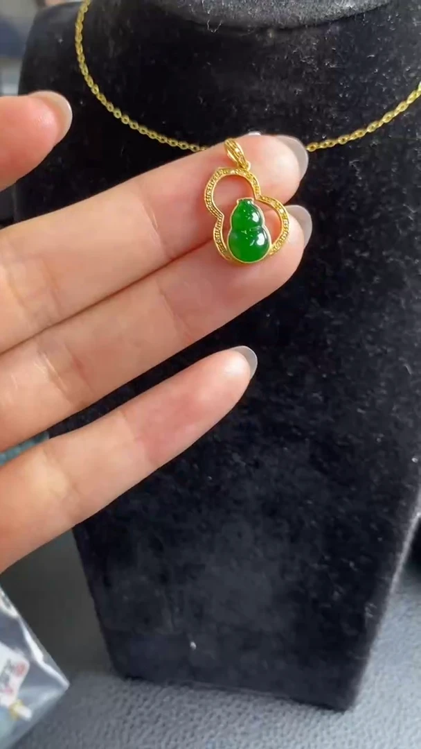 翡翠18K金镶嵌颈饰吊坠