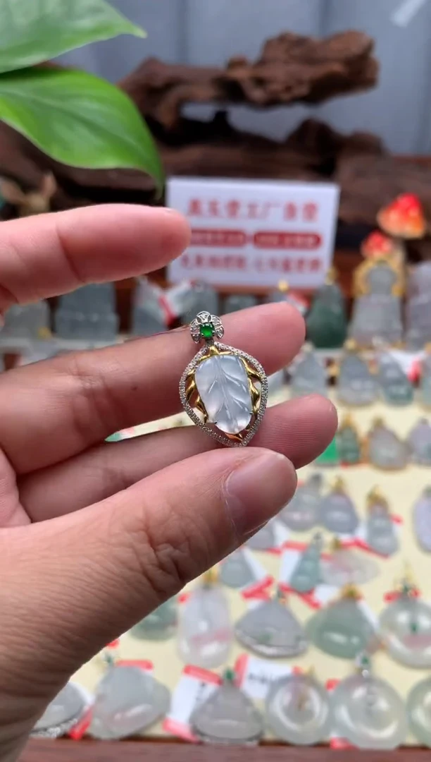 【闪购商品】翡翠颈饰18K金镶嵌叶子