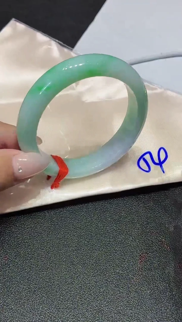 翡翠手镯未镶嵌翡翠手镯