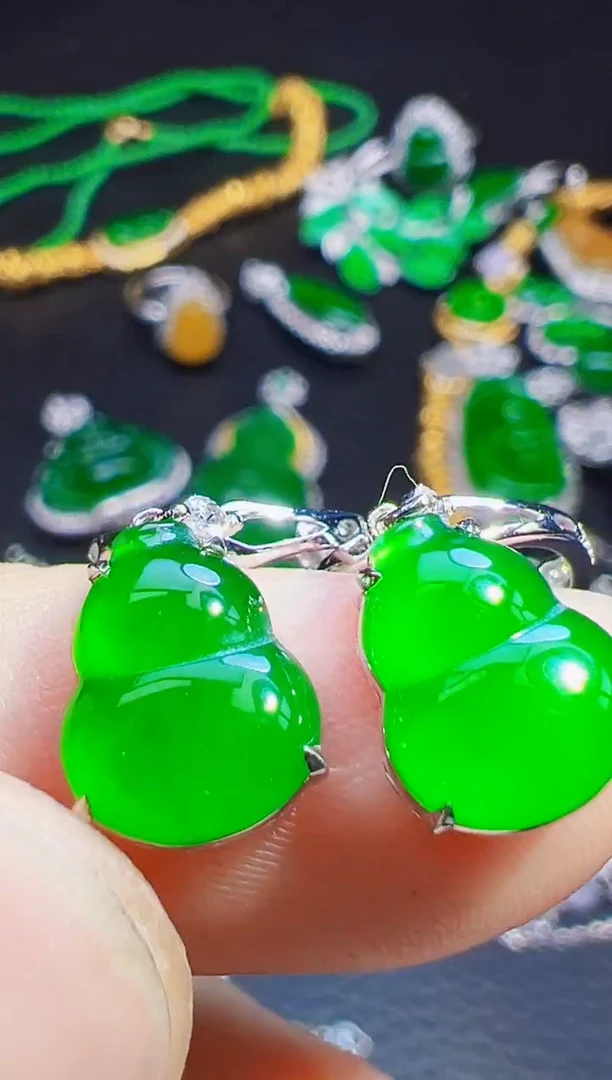 18K金镶嵌翡翠耳饰树?翡翠