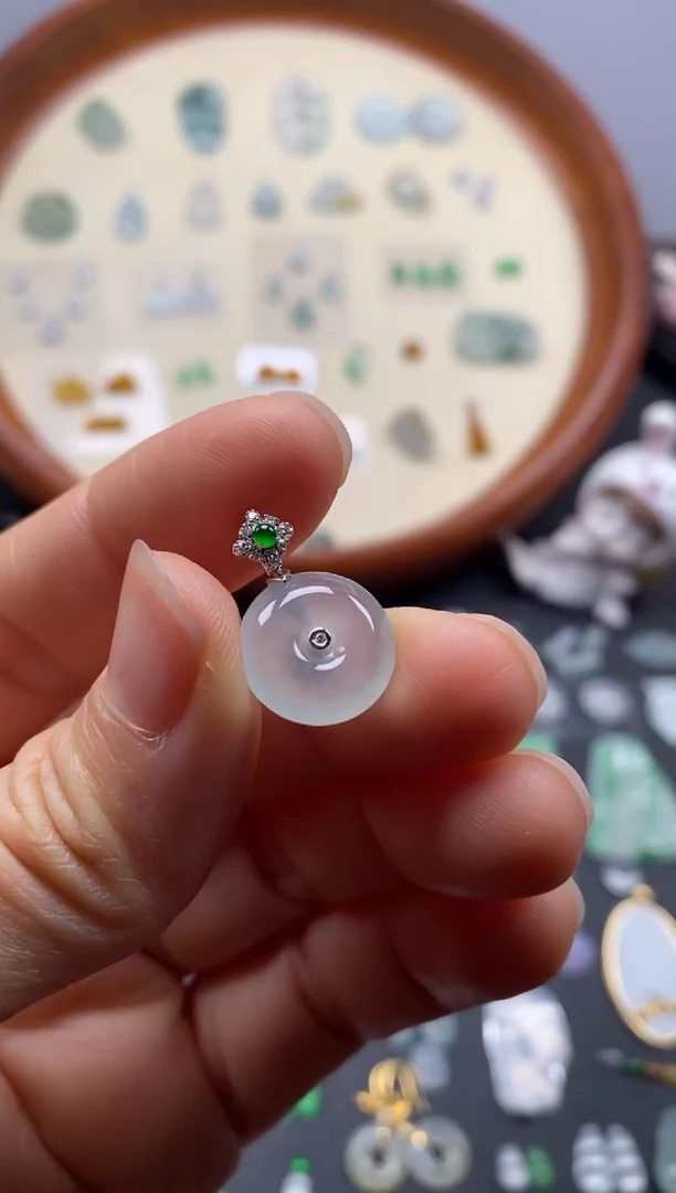 颈饰18K金镶嵌翡翠高冰肉扣/芬