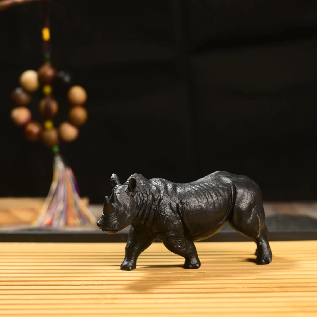 戈壁滩黑石俏色巧雕犀牛茶宠摆件