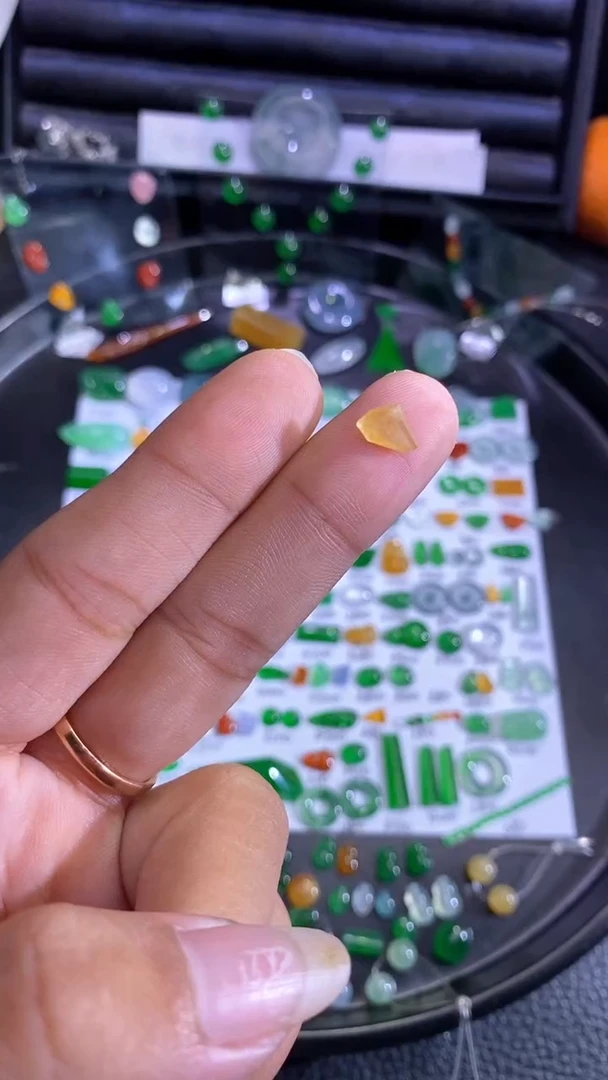 未镶嵌挂件翡翠切割