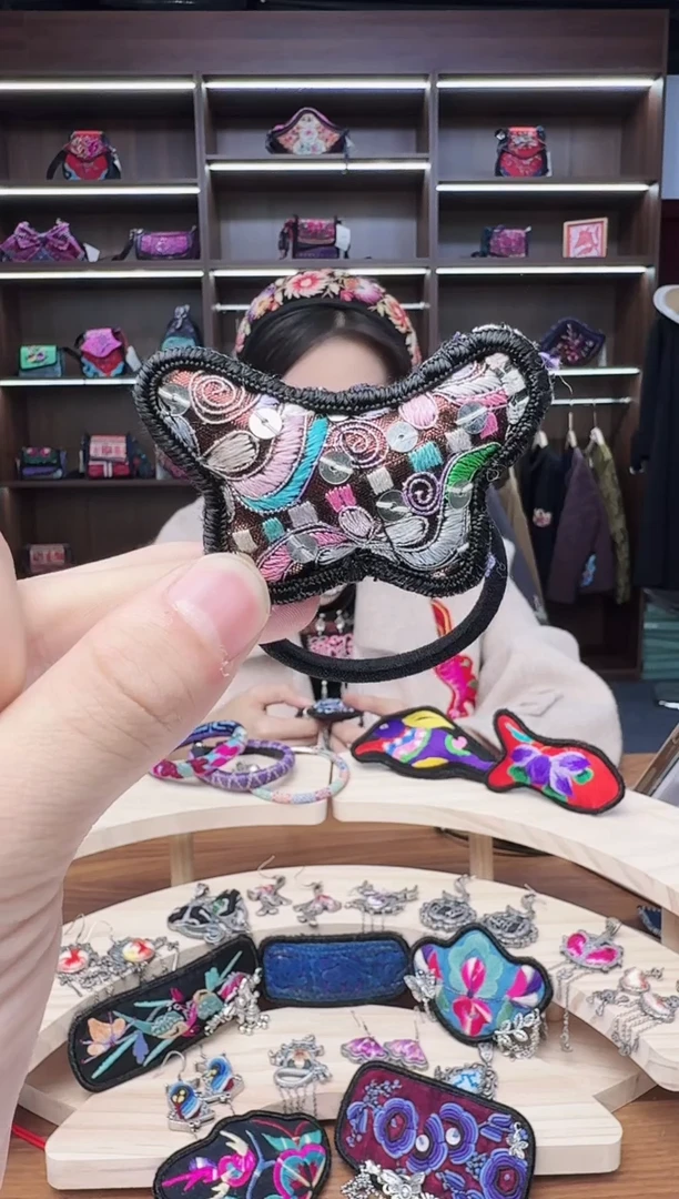 织绣61蒙阿苏苗绣传承店