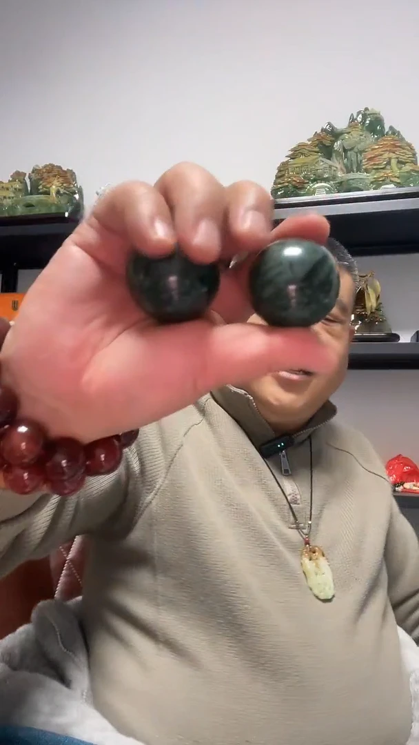 未镶嵌蛇纹石玉手球一对
