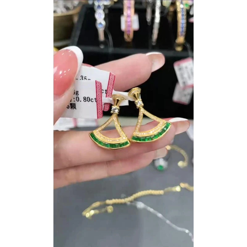 18K金镶嵌祖母绿吊坠小裙子款 多样性发其一