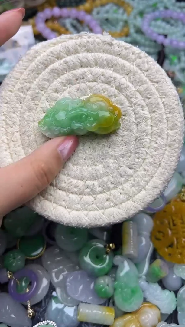 颈饰未镶嵌翡翠天然缅甸翡翠吊坠