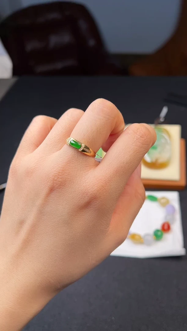 18K金镶嵌戒指翡翠