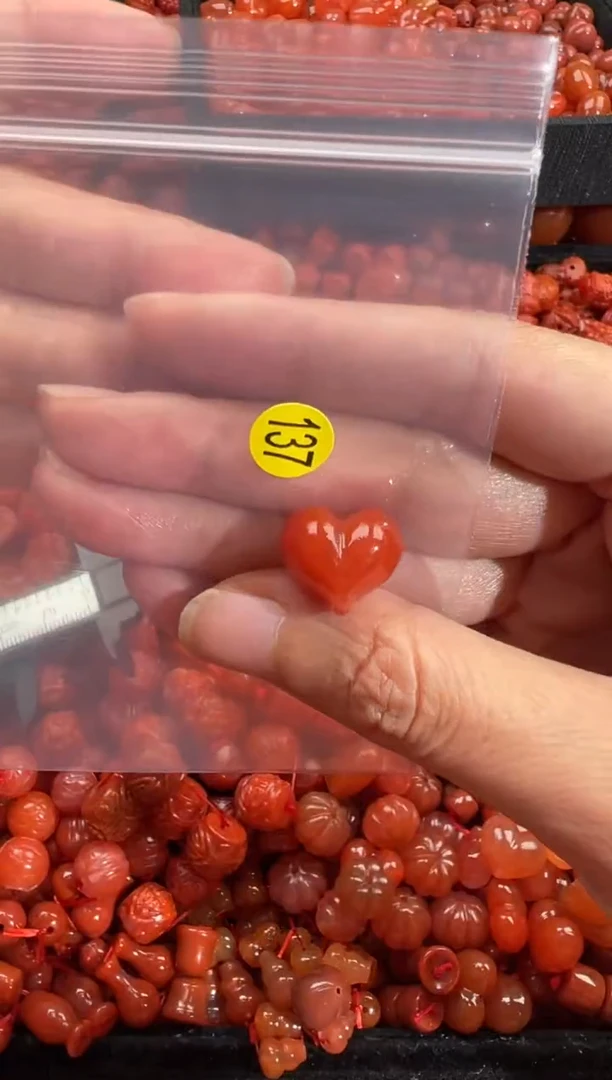 南红玛瑙未镶嵌颈饰1