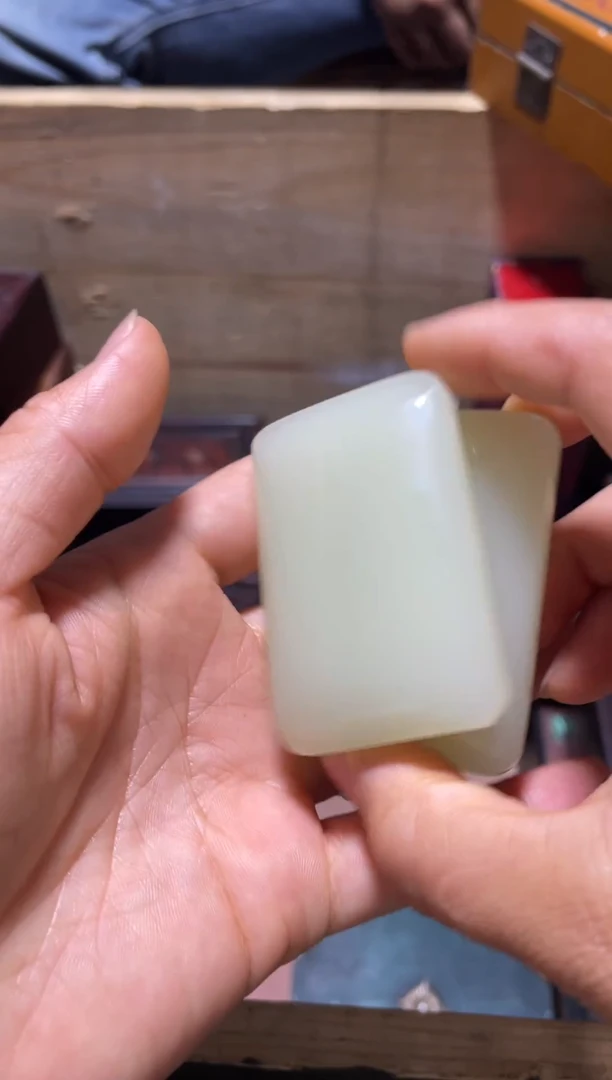 和田玉未镶嵌颈饰面包牌1件