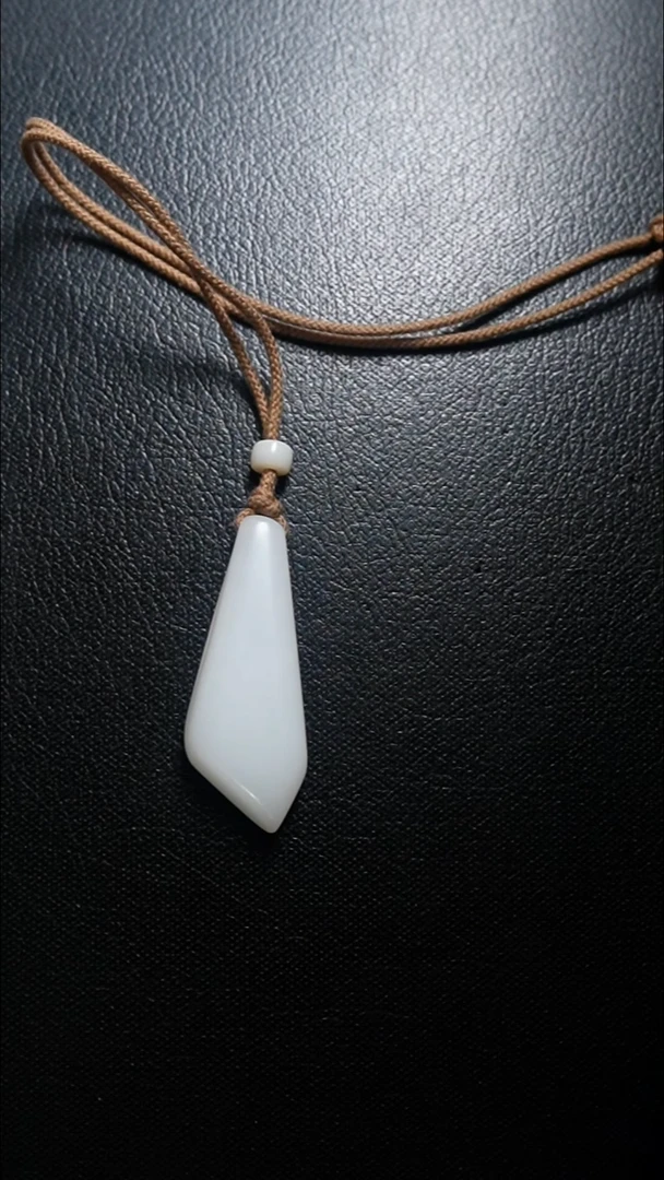 颈饰未镶嵌和田玉吊坠