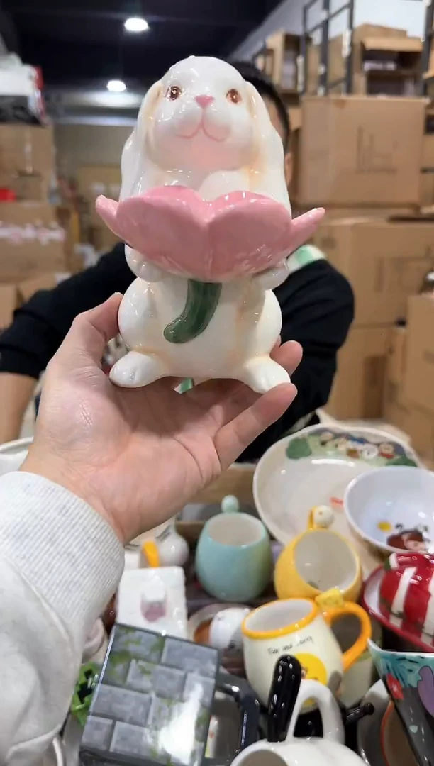 瓷片兔子抱花摆件