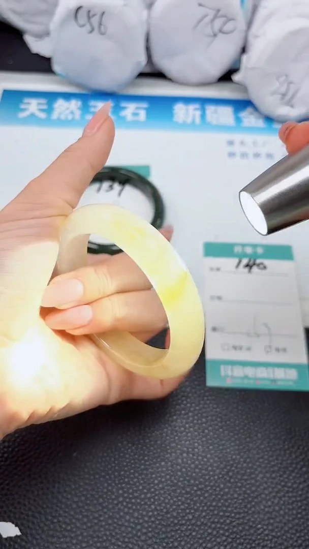 【闪购商品】石英质玉手镯未镶嵌140