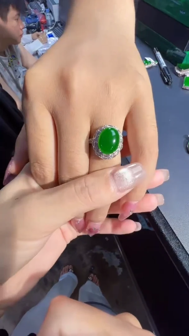 定制翡翠未镶嵌容*嬷翡翠A货有轻微色差属于正常现象，戒指1