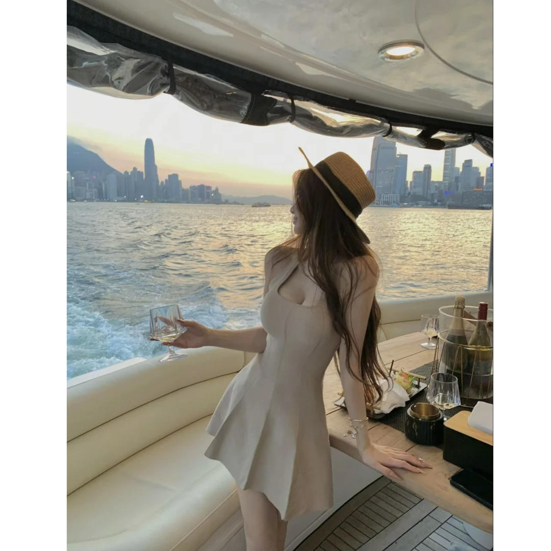 u领性感露背挂脖连衣裙女夏季修身收腰无袖裙子纯欲风显瘦a字短裙