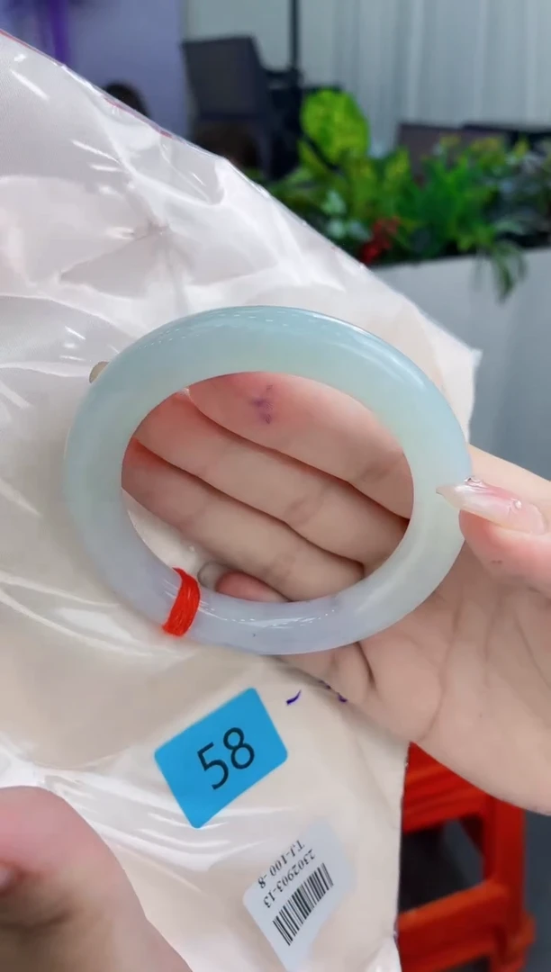 翡翠手镯未镶嵌翡翠手镯