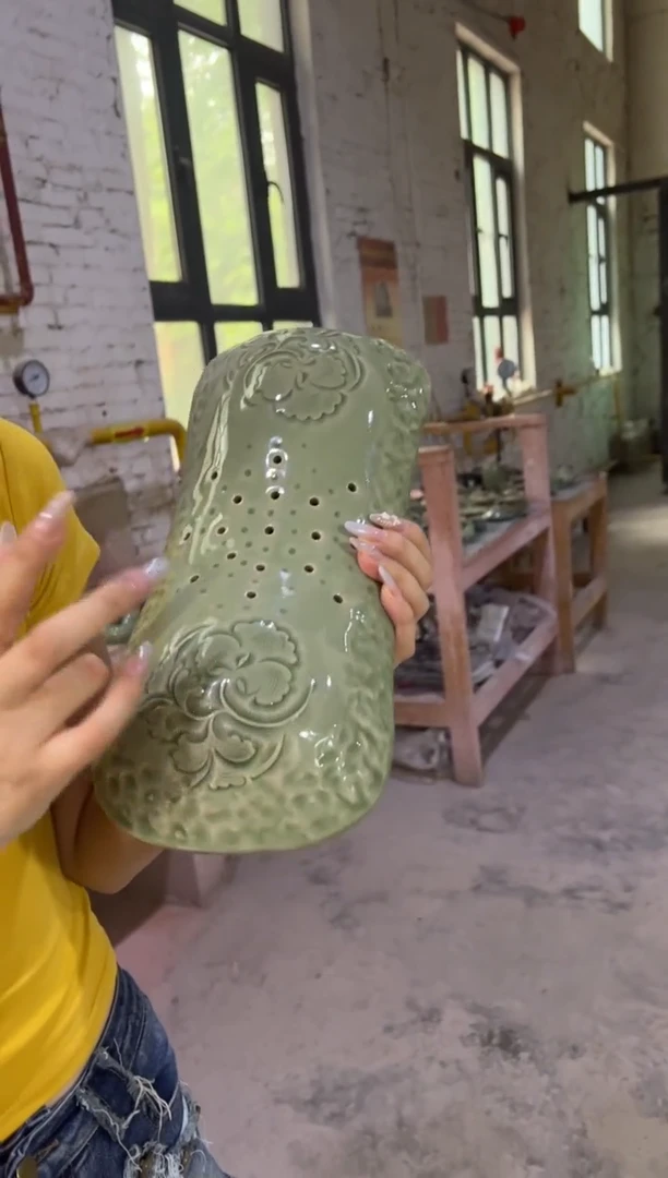 耀州窑青瓷牡丹纹艾灸枕头