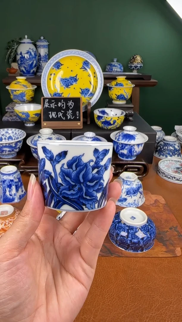杯洪印幕明。朱顶红直口杯