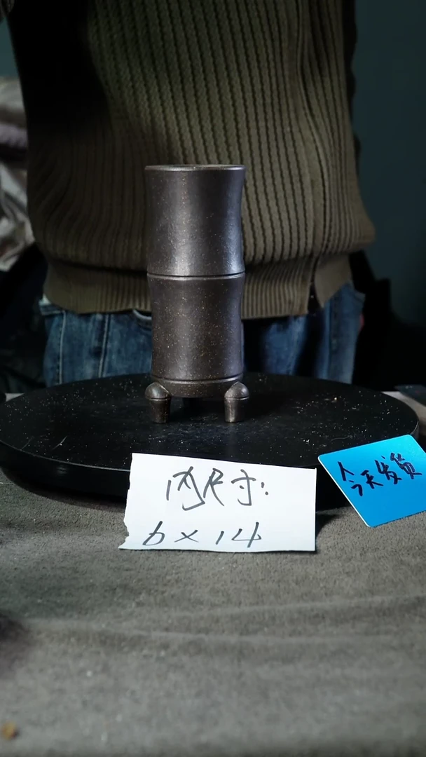 A宜兴紫砂小花盆